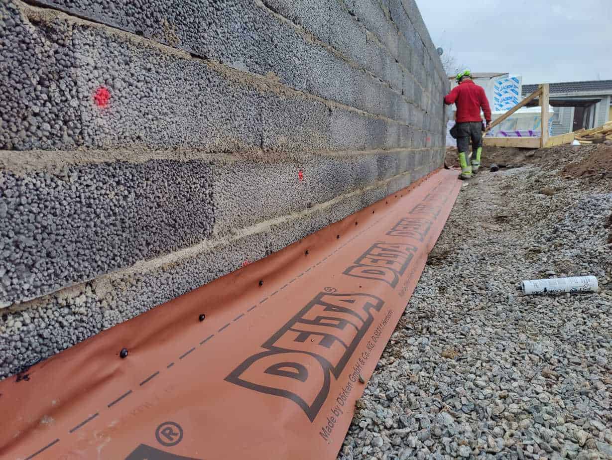 Mur, platta på mark, husgrund behöver skyddas och dräneras. När man bygger en husgrund, platta på mark, mur mm behöver man dränera och leda bort vatten från väggen.