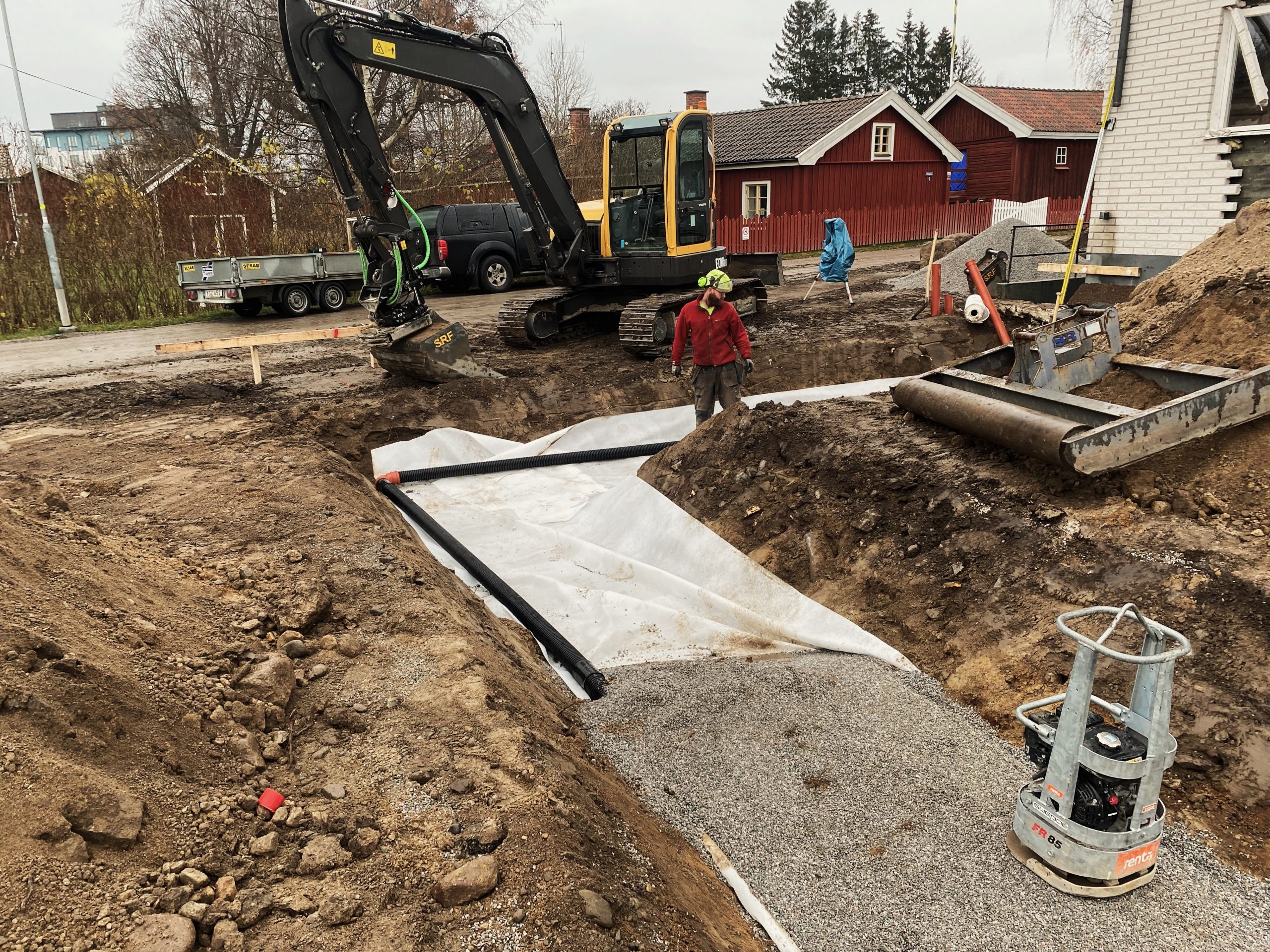 Platta på mark så är det en hel del delmoment för grundläggningen av denna utbyggnad på 70m2. Vi kommer ut till dig och inspekterar marken och markförhållandena. Du får en kostnadsfri offert av oss som du därefter själv får ta ställning till. Husgrund, dränering, vatten och avlopp