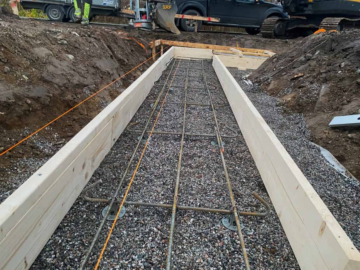 Vi fixar din platta på mark i Örebro län Hjälp med att få en husgrund till ditt hus eller byggnad. Vi kommer ut till dig och inspekterar marken och markförhållandena. Du får en kostnadsfri offert av oss som du därefter själv får ta ställning till.